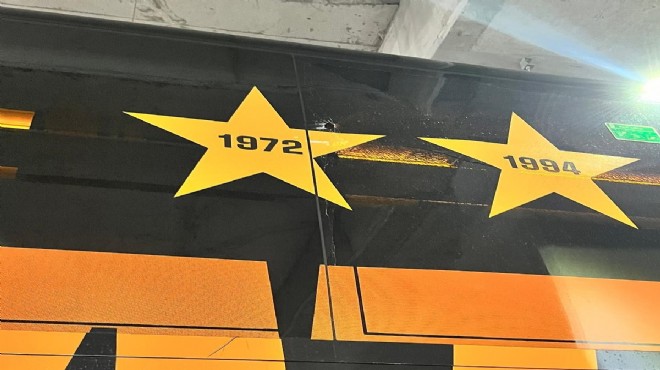 İzmir de Galatasaray otobüsüne taşlı saldırı