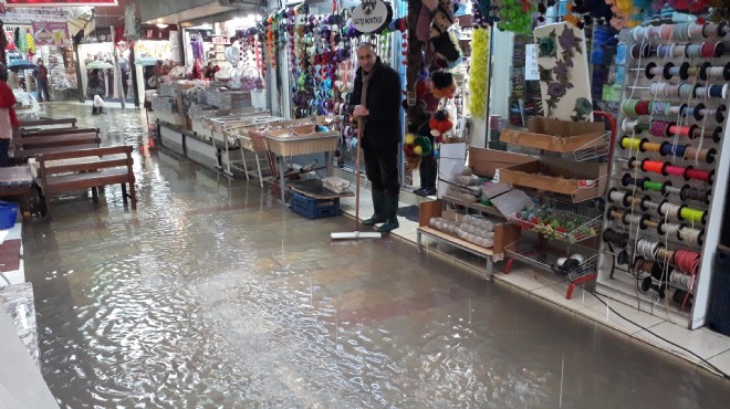 İzmir de Kemeraltı Çarşısı ndaki iş yerlerini su bastı