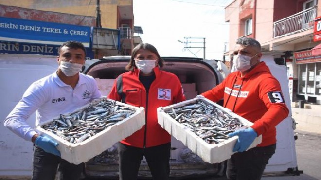 İzmir'de Kızılay ve iş insanlarından ihtiyaç sahiplerine 10 ton balık dağıtıldı