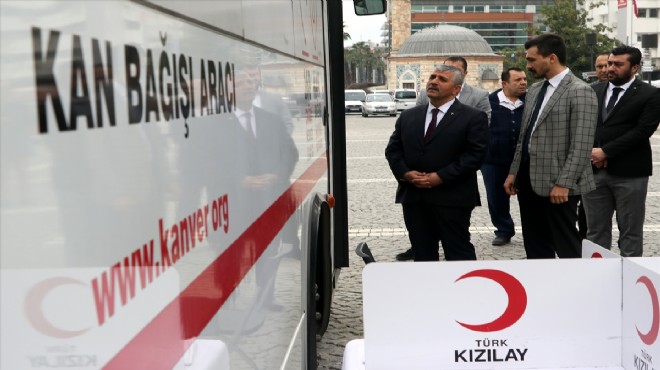 İzmir'de MHP'liler sokak hayvanlarına yem bırakıp kan bağışında bulundu