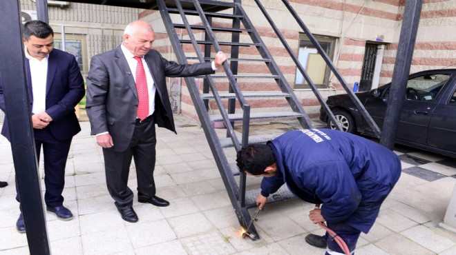 İzmir de O Başkan dan ilk talimat: Merdiveni söktürdü!