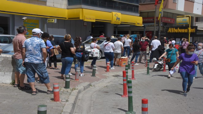 İzmir'de PTT önünde korkutan kuyruk!