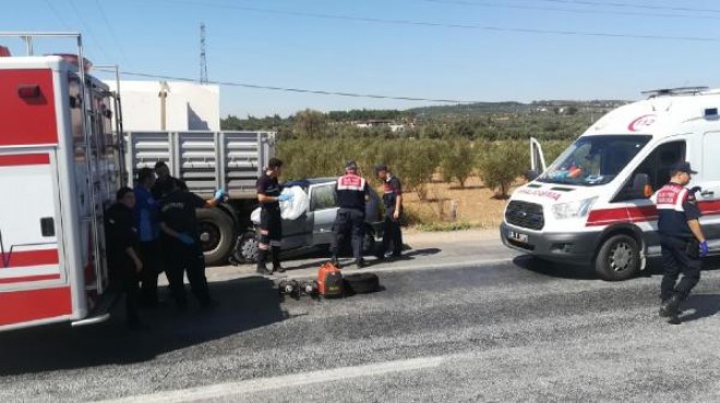 İzmir'de TIR'a çarpan otomobilin sürücüsü öldü