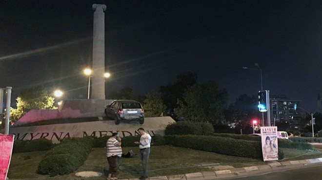İzmir'de akıl almaz kaza: Anıtın kaidesine çıktı!