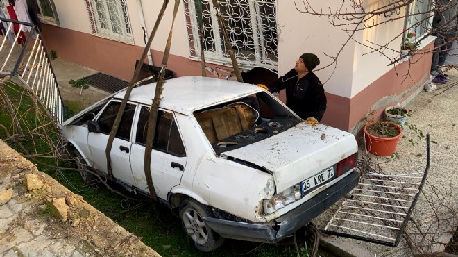 İzmir'de akılalmaz kaza: Yoldan çıktı, apartmanın bahçesine düştü!