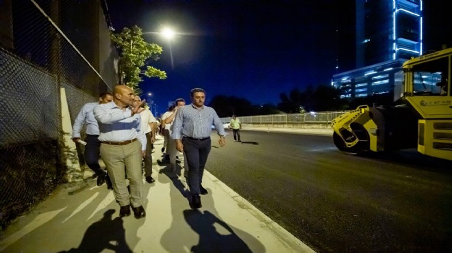 İzmir'de asfalt harekatı: Başkan da sahaya indi!