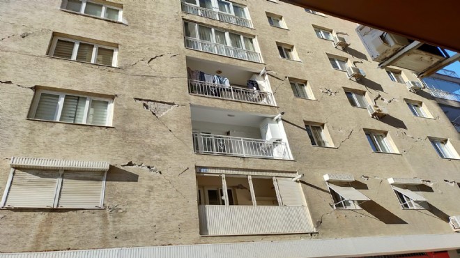 İzmir de  az hasarlı  paniği:  Oturabilirsiniz ama yıkılmaz diyemem! 