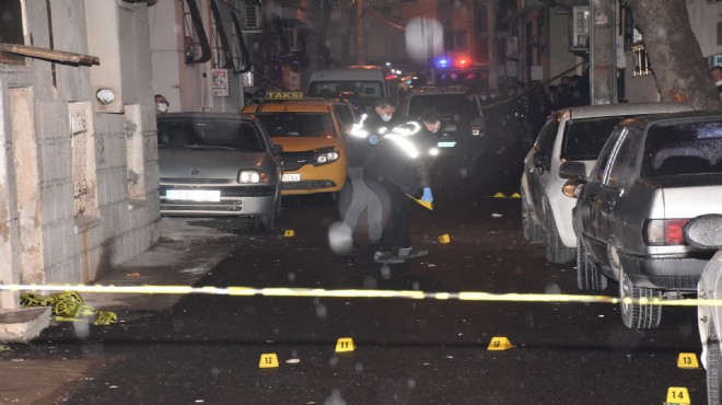 İzmir de barışmak için buluşan iki aile silahla çatıştı: 2 si ağır 6 yaralı