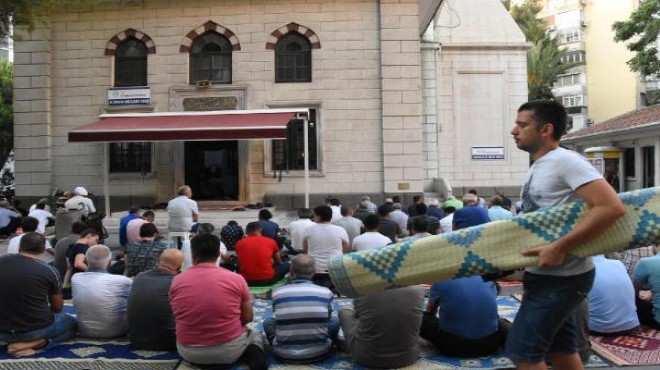 İzmir'de bayram namazı yoğunluğu