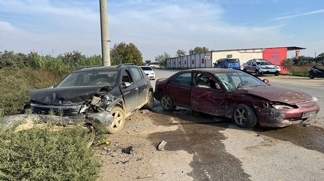 İzmir de 2 otomobil çapıştı: Sürücüleri yaralandı