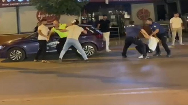 İzmir de ceza yazan polise saldırdılar!
