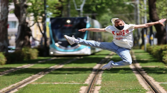 İzmir'de dansçılar meydanları sahneye dönüştürdü