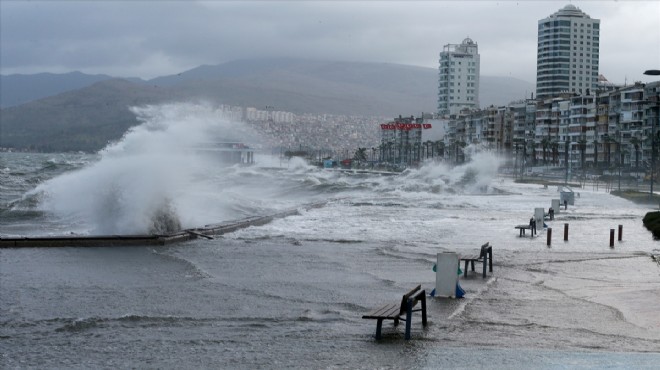 İzmir de felaket filmi gibi gün: Deniz karayla birleşti!