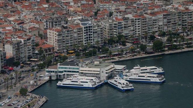 İzmir'de deniz ulaşımına fırtına darbesi!