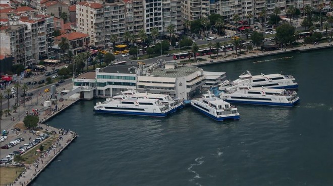 İzmir de deniz ulaşımına fırtına darbesi!