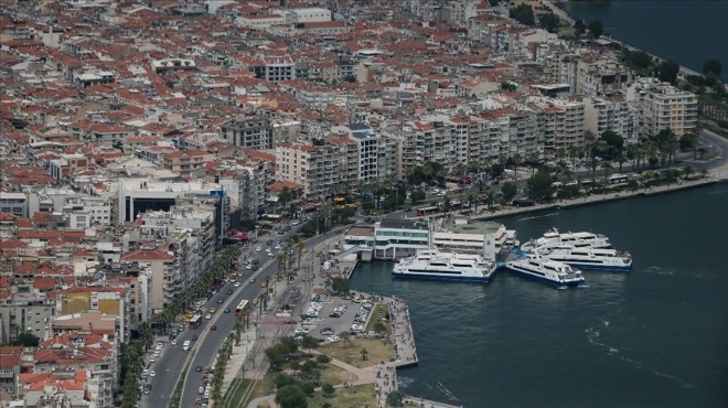 İzmir'de deniz ulaşımına 1 saatlik fırtına darbesi!