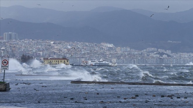 İzmir de deniz ulaşımına fırtına darbesi!