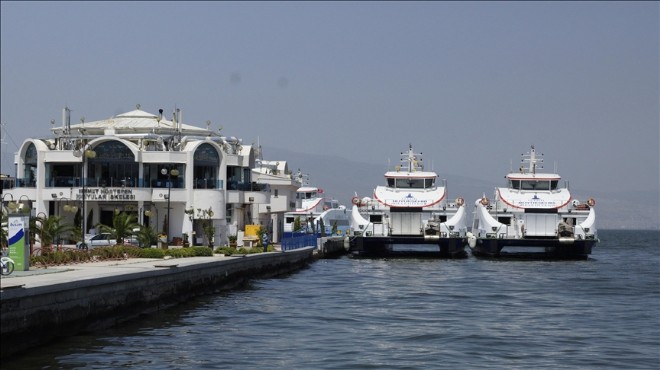 İzmir'de deniz ulaşımına fırtına darbesi!