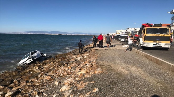 İzmir de takla atan otomobil denize uçtu!