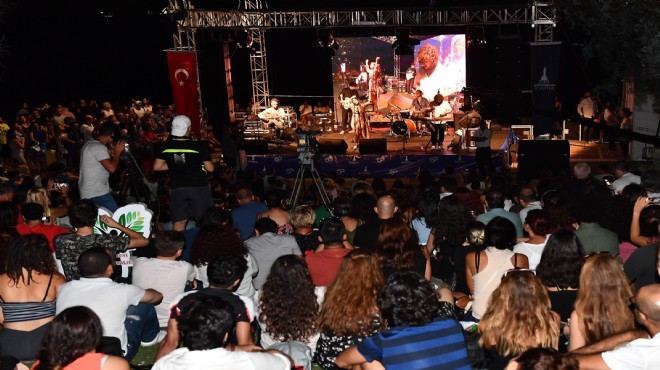 İzmir'de denize karşı müzik keyfi