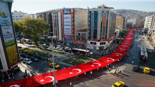 İzmir de dev bayrakla kurtuluş korteji!