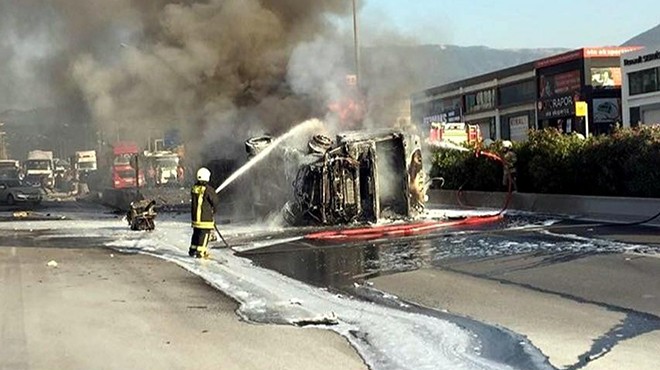 İzmir'de devrilen TIR alev aldı!