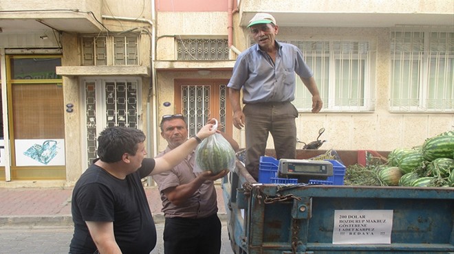 İzmir'de dolar bozdurana ücretsiz karpuz!