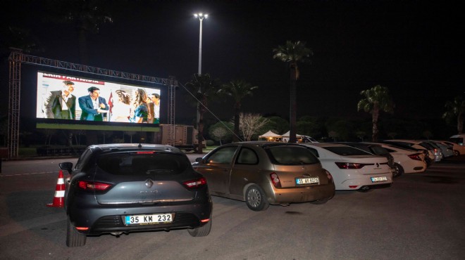 İzmir'de en uzun gecede arabalı sinema keyfi
