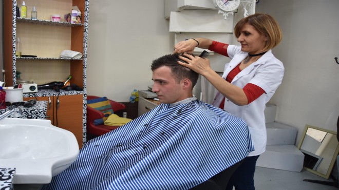 İzmir'de erkeklerin saçları 2 kadın makasa emanet!