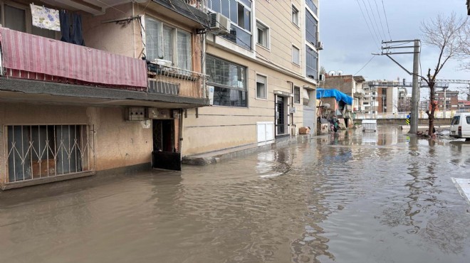İzmir'de etkili sağanak: Otoparklar suyla doldu!