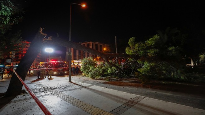 İzmir'de faciadan dönüş: Gövdesi kırıldı, tramvay hattına devrildi!