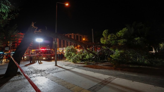 İzmir de faciadan dönüş: Gövdesi kırıldı, tramvay hattına devrildi!