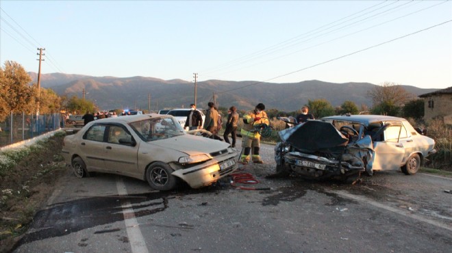 İzmir de feci kaza: 1 i ağır 3 yaralı