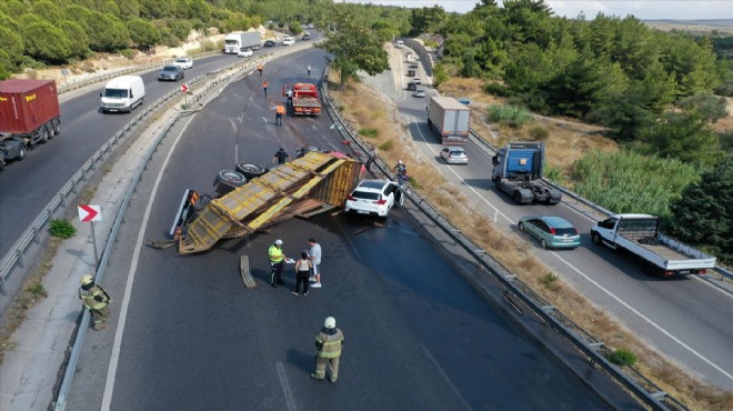 İzmir de feci kaza: Devrilen kamyon 2 araca çarptı!