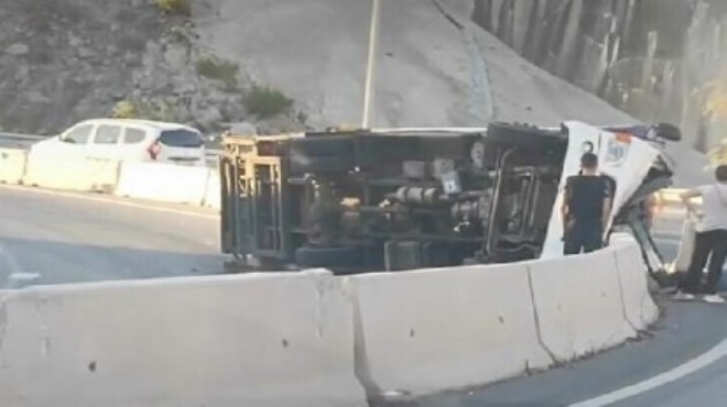 İzmir'de feci kaza: Kamyonet bariyerlere girdi!