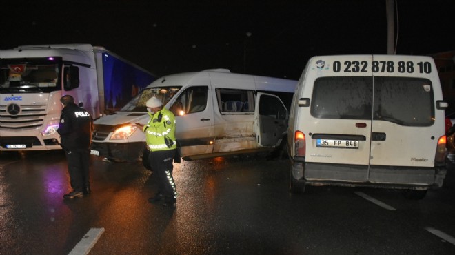 İzmir de feci kaza: Servis minibüsleri çarpıştı!