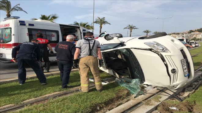 İzmir'de feci kaza: Takla attı... Tramvay yoluna devrildi