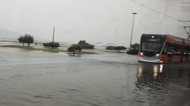 Fırtına kabusu: Deniz karaya çıktı, vapur seferleri ve tramvayda o hat devre dışı!