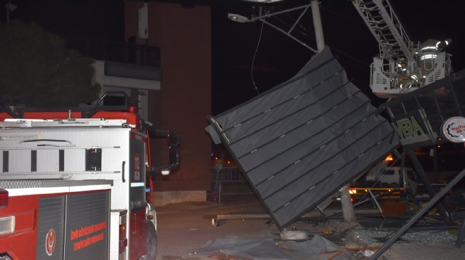 İzmir de fırtına kabusu: Tente uçtu, ortalık savaş alanına döndü!