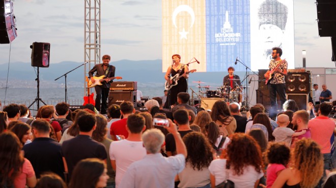 İzmir'de gün batımında konser keyfi!