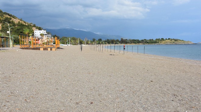 İzmir'de halk plajına marina projesine yargı frenine kağıttan gemili kutlama!