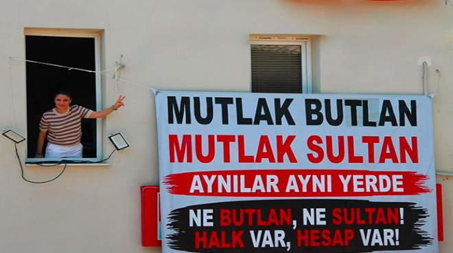 İzmir'de ilçe binası devri sırasında dikkat çeken pankart