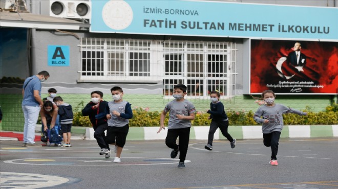 İzmir de ilkokul öğrencileri yüz yüze eğitimin başlamasıyla okullarına kavuştu