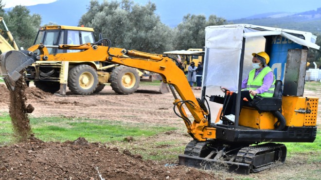 İzmir'de iş makinelerine de kadın eli değiyor!