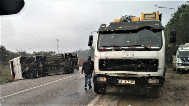 İzmir'de işçi servisi devrildi: 17 yaralı