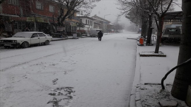 İzmir'in zirvesi beyaza büründü