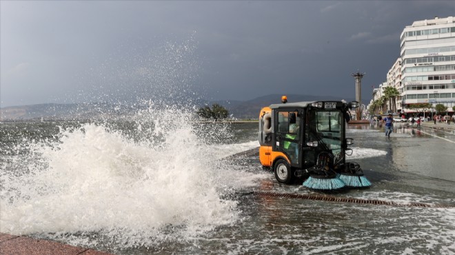 İzmir de kısa süreli fırtına hayatı olumsuz etkiledi