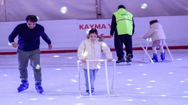 İzmir de kışın keyfi buzda yaşanıyor