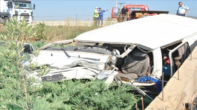 İzmir'de korkunç kaza! Minibüs seraya girdi: 1 ölü, 3 yaralı