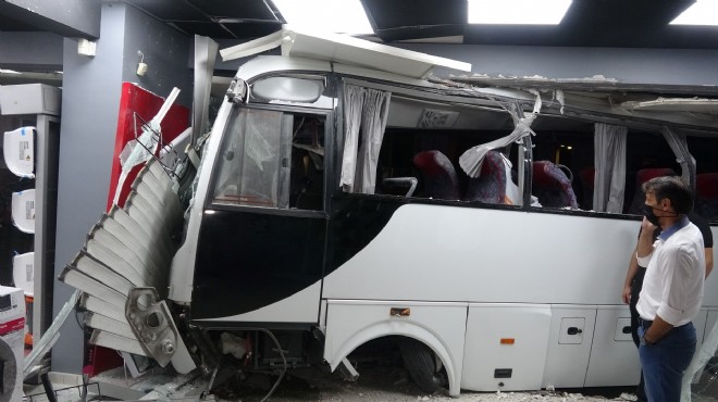 İzmir de korkunç kaza: Servis midibüsü mağazaya girdi!